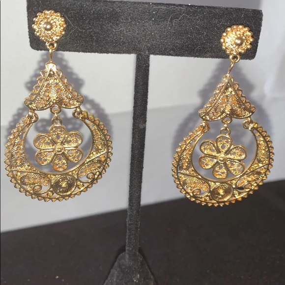 🔴 Pretty Dangle Earrings - Picture 2 of 2